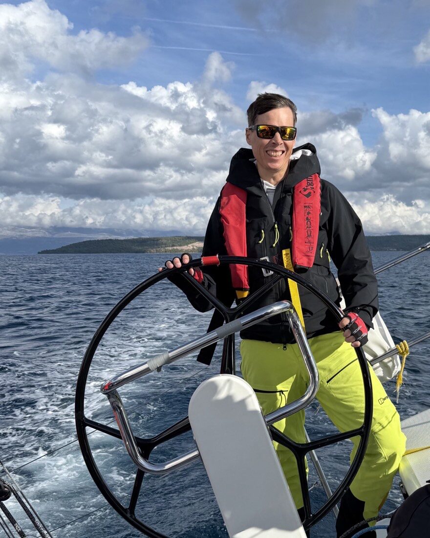 Björn Bösenberg am Steuer einer Segelyacht